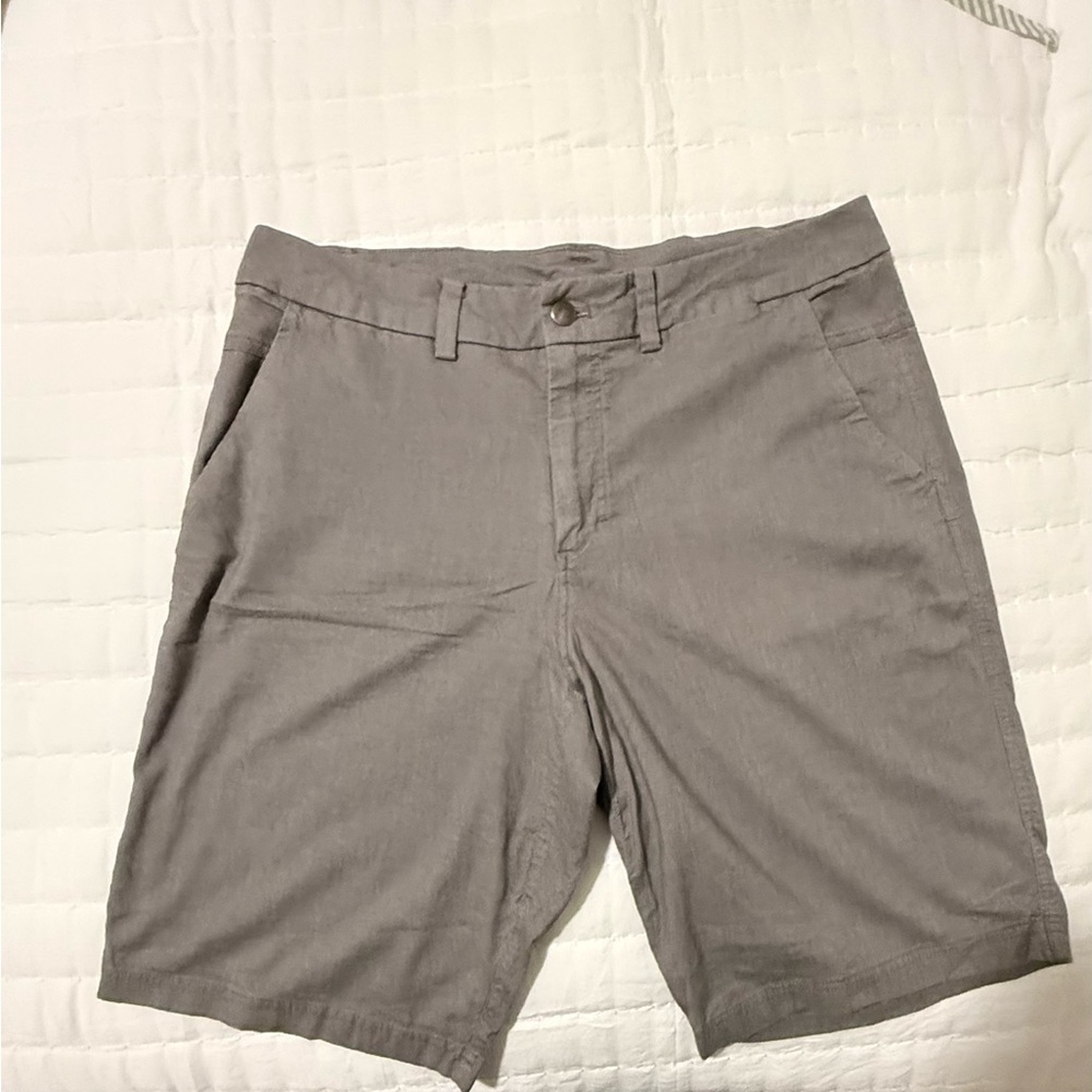 lululemon athletica Men's Gray Flat-Front Shorts